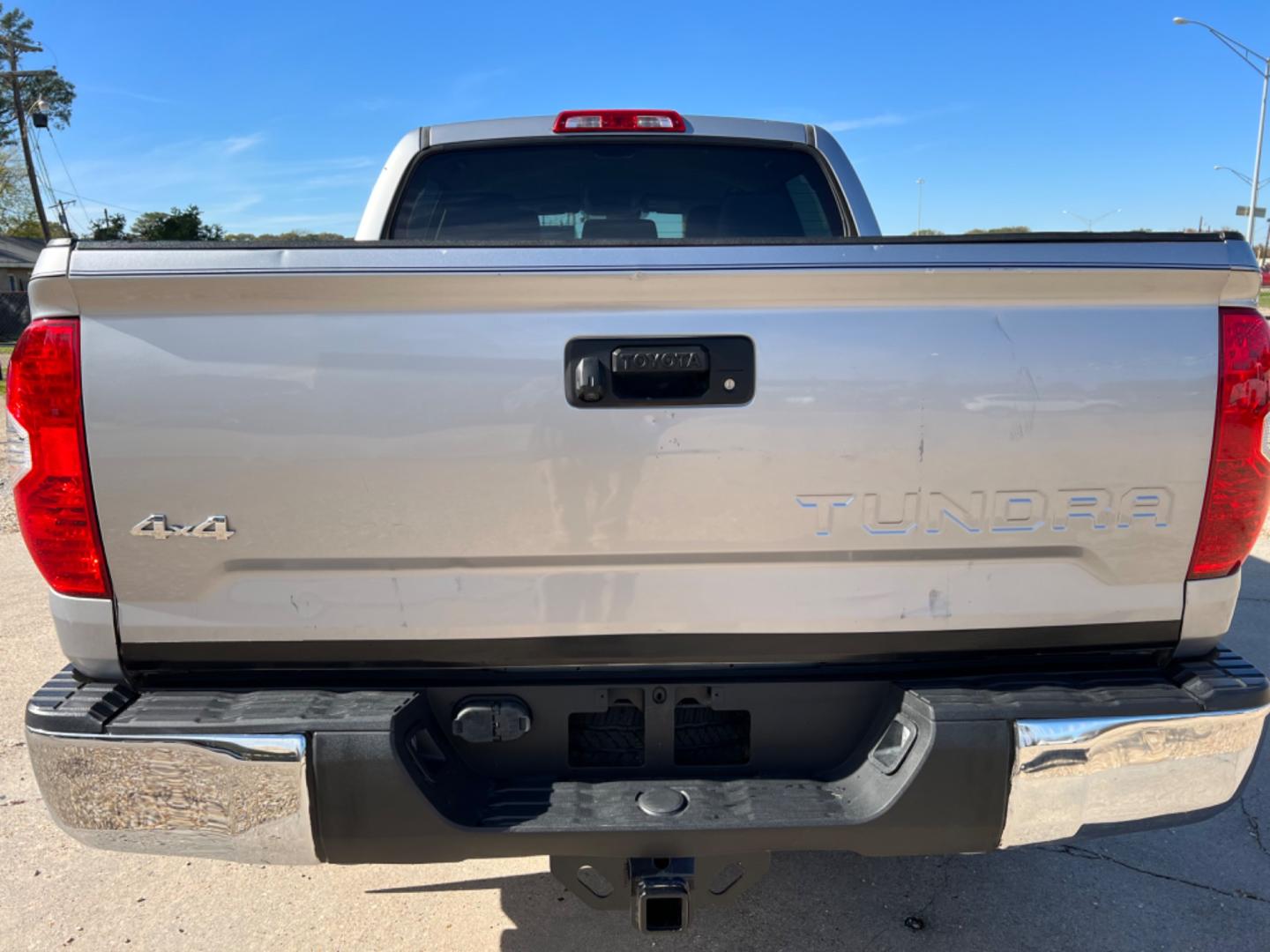 2018 Silver /Gray Toyota Tundra SR5 (5TFDM5F11JX) with an 4.6 V8 engine, Automatic transmission, located at 4520 Airline Hwy, Baton Rouge, LA, 70805, (225) 357-1497, 30.509325, -91.145432 - 2018 Toyota Tundra CrewMax 4X4 155K Miles, 4.6 V8, Power Windows ,Locks & Mirrors, Backup Camera, Cold A/C, Tow Pkg. It Has Dings & Scratches Mainly On Tailgate (See Pic). NO IN HOUSE FINANCING. FOR INFO PLEASE CONTACT JEFF AT 225 357-1497 CHECK OUT OUR A+ RATING WITH THE BETTER BUSINESS BUREAU WE H - Photo#6